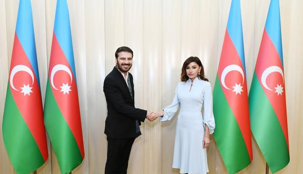 Картинки по запросу Mehriban Əliyeva Sami Yusufa Azərbaycan Prezidentinin fəxri diplomunu təqdim edib