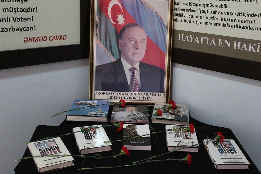 Bakı Atatürk Liseyində Ulu öndərin xatirəsi anılıb FOTO