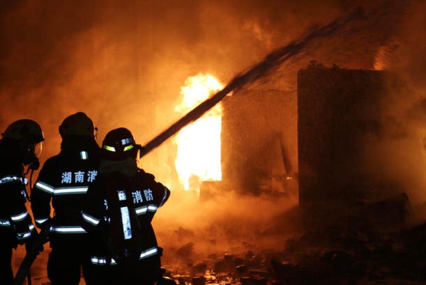 Nardaranda tanınmış fotoqrafın evi yanıb