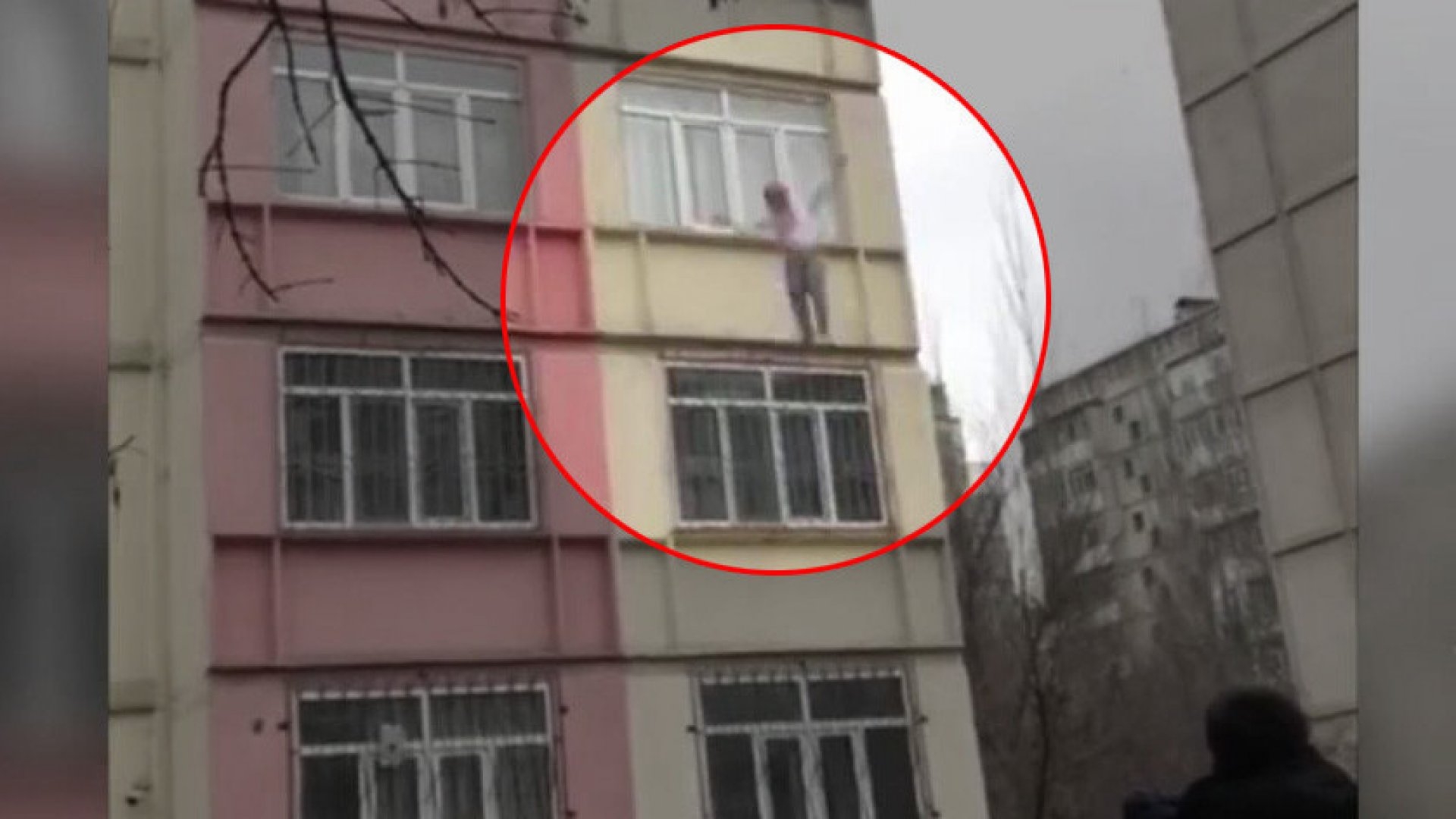 Сонник выпрыгнуть из окна. Девушка выбросилась из окна. Девушка выпрыгнула из окна.