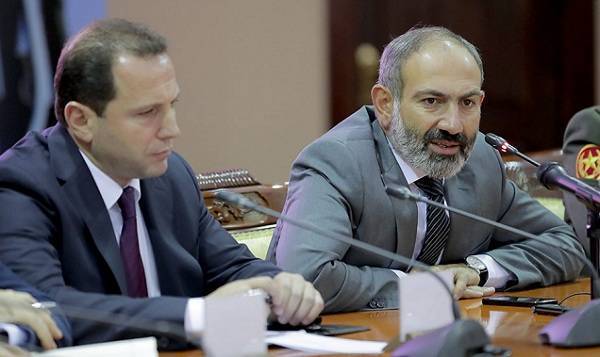 Пашинян опроверг информацию об отставке министра обороны Армении