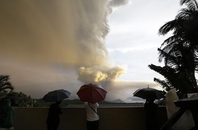 Dramatic Photos Of Philippines' Taal Volcano Eruption