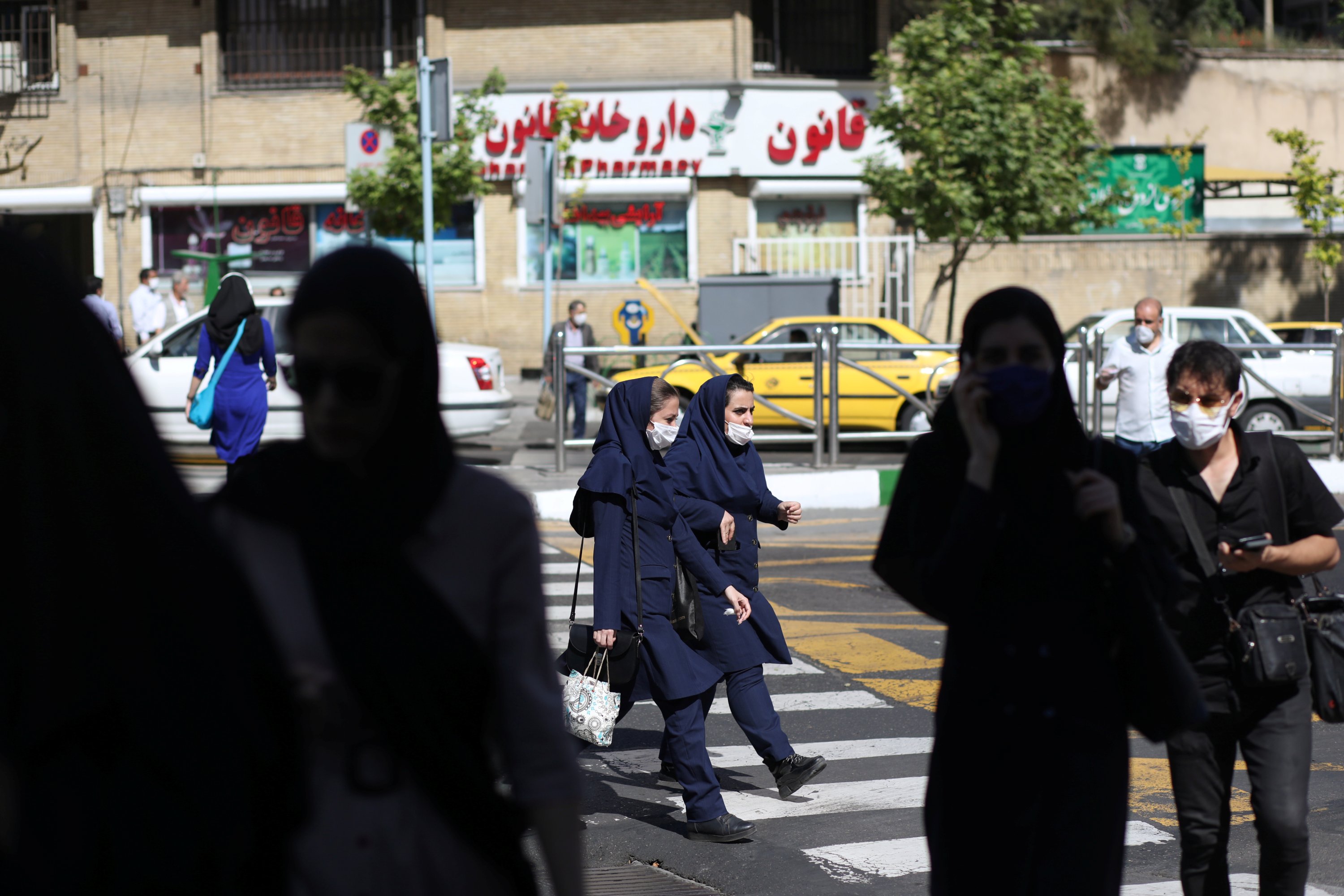 Иран угрожает. Тегеран люди на улицах. Тегеран улицы. Страшный Тегеран.