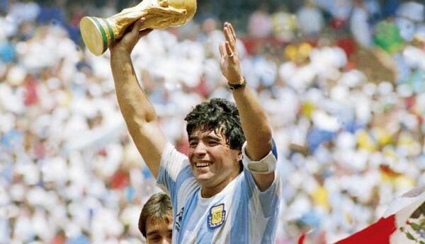 Maradonanın topu 3,3 milyon dollara satıldı