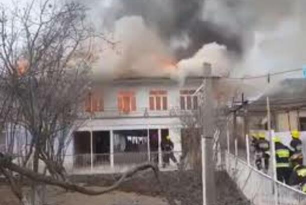 Kürdəmirdə ev yanıb