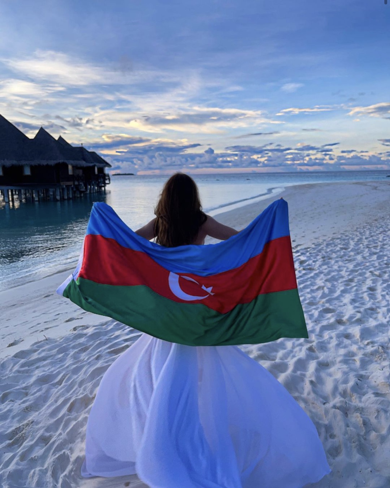 Мусульманская девушка под флагом Азербайджана