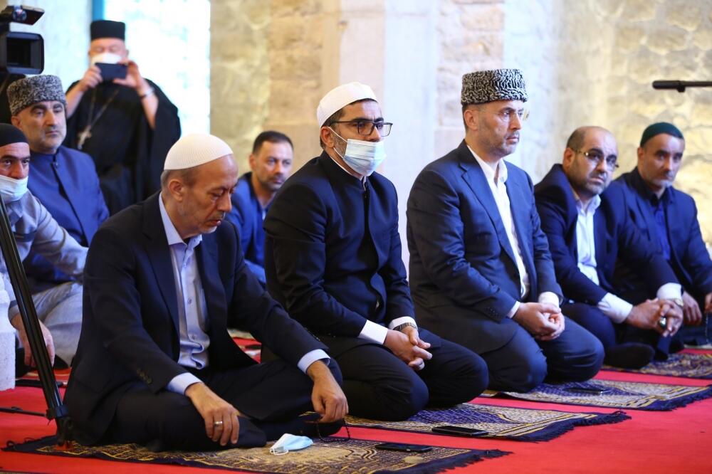 Yuxarı Gövhərağa məscidində camaat namazı qılınıb FOTO