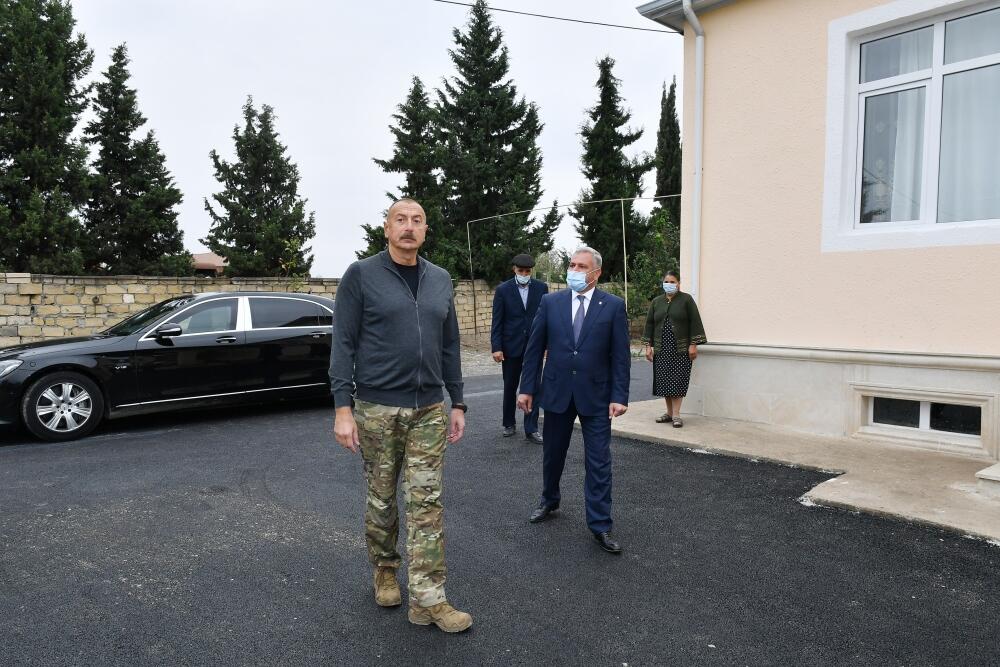 Prezident raket hücumları nəticəsində dağılmış evin yeni tikilisində olub FOTO