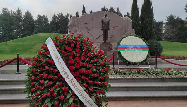 Azərbaycan Xarici İşlər Nazirliyinin kollektivi Fəxri xiyabanı ziyarət edib