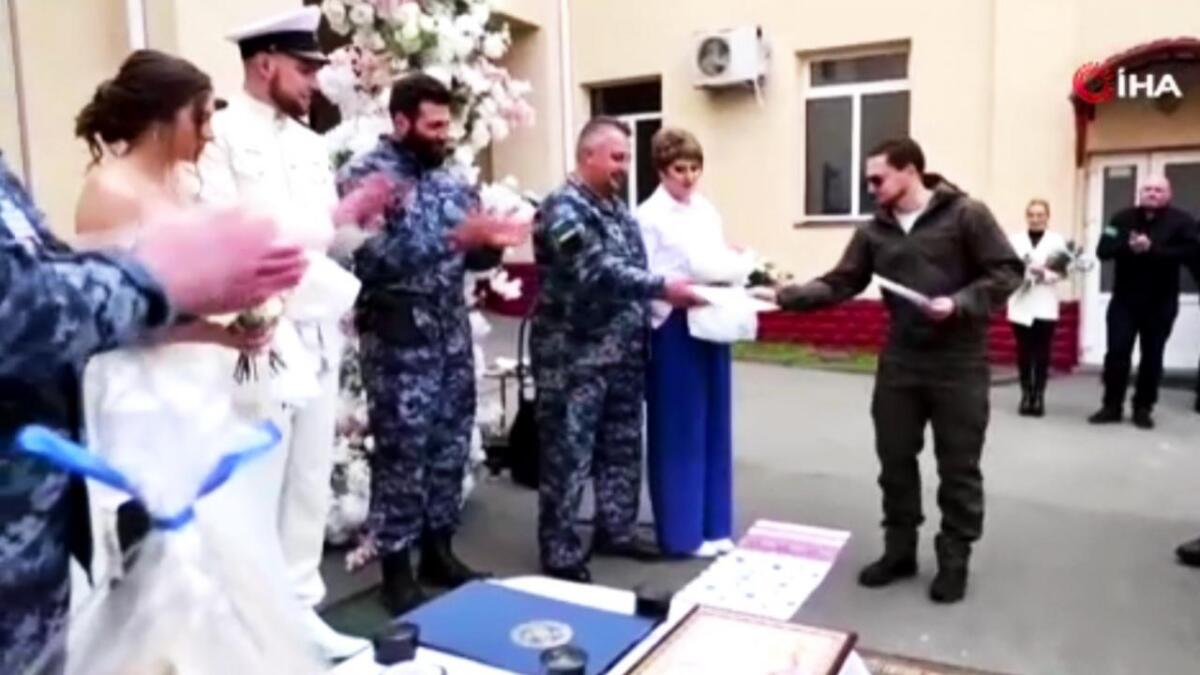 Ukraynalı cütlük bombardmanlar altında evləndi