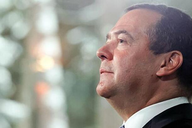 Medvedev Rusiya neftinin qiymət tavanını şərh edib