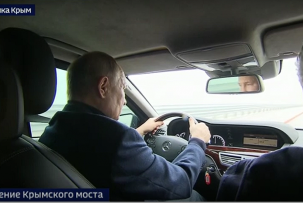 Putin “Mercedes”lə Krım körpüsündən keçib