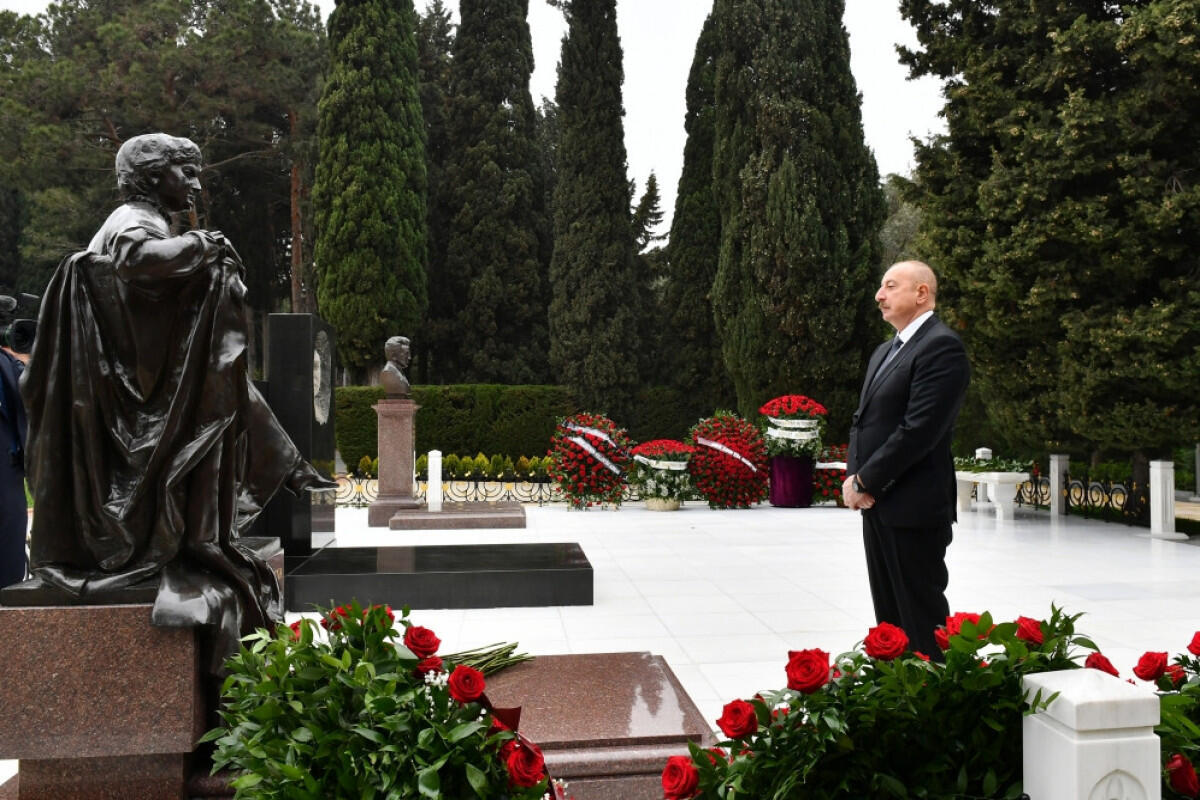 Prezident İlham Əliyev akademik Zərifə xanım Əliyevanın məzarını ziyarət edib- FOTO