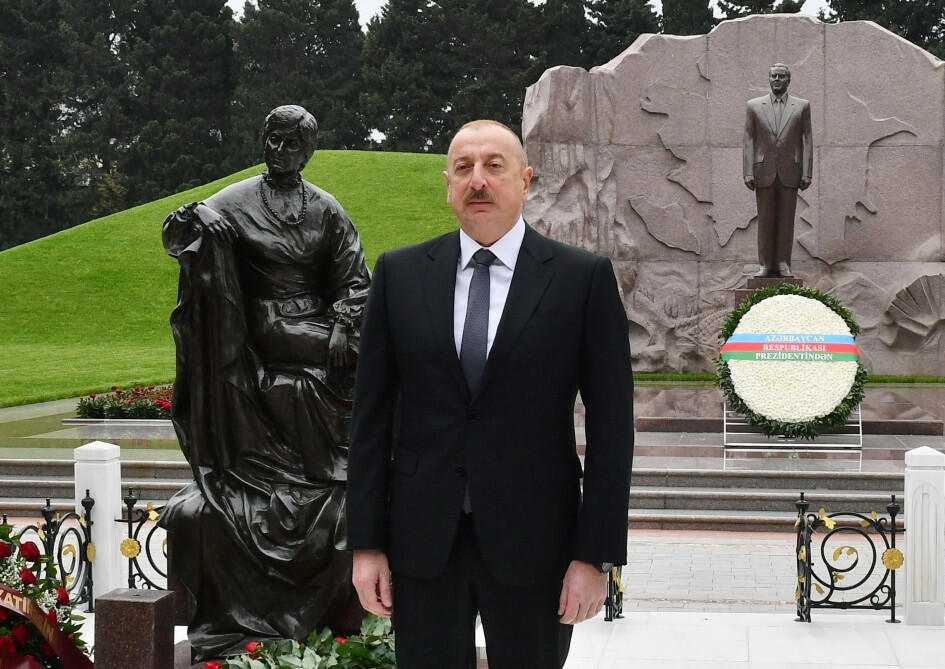 Ильхам Алиев посетил могилу академика Зарифы Алиевой