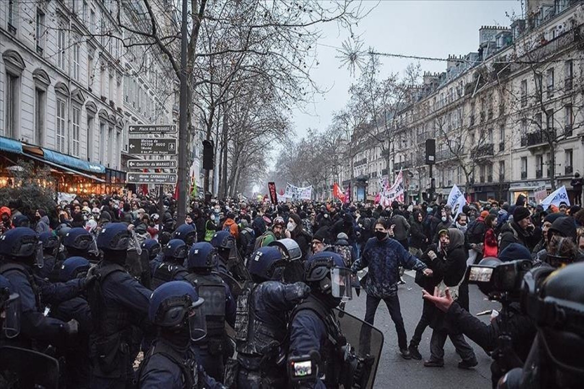 Демонстрации в париже. Протесты во Франции 2023. Протесты во Франции 2022. Французские протесты. Полиция Франции.