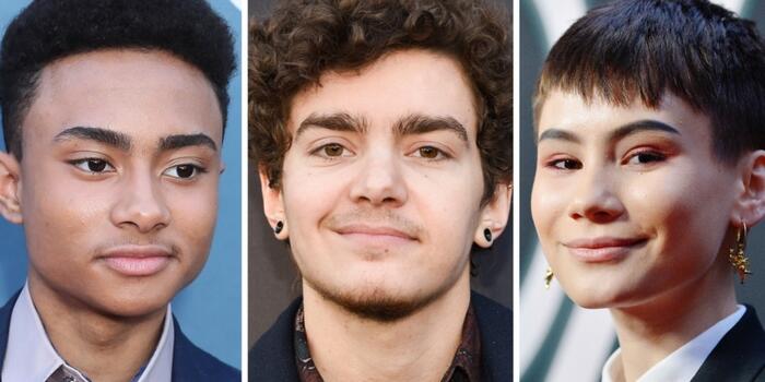 Sandal va paypoq kiygan qizning fotosurati