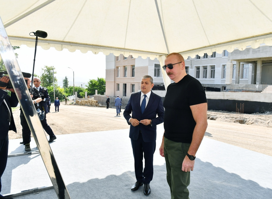 Prezident Şuşada orta məktəbdə aparılan tikinti işləri ilə tanış olub - FOTO