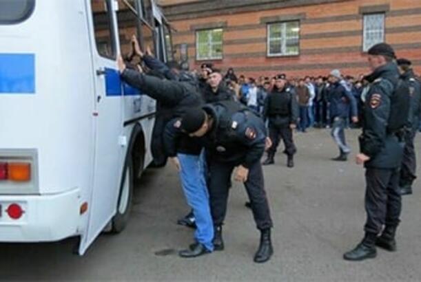 Rus polisi bütün miqrantlara qarşı fironluq edir...