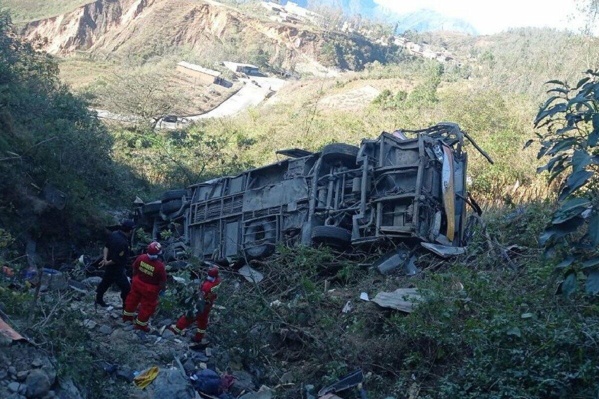 Peruda avtobus uçuruma düşdü - ölənlər var