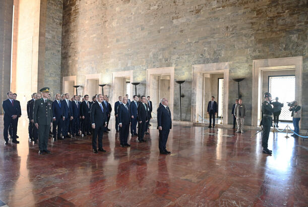 Azerbaijani PM visits Anitkabir in Ankara