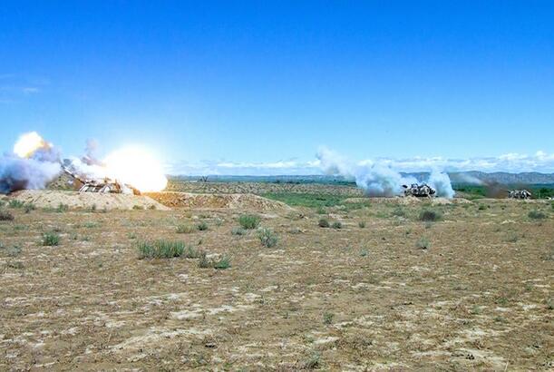 Artilleriya bölmələrinin döyüş atışlı taktiki təlimi başa çatıb - VİDEO