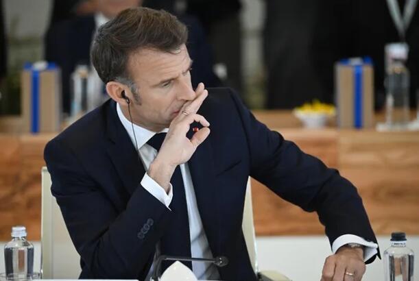 Le Figaro: Macron losing society's trust, his chance for political future