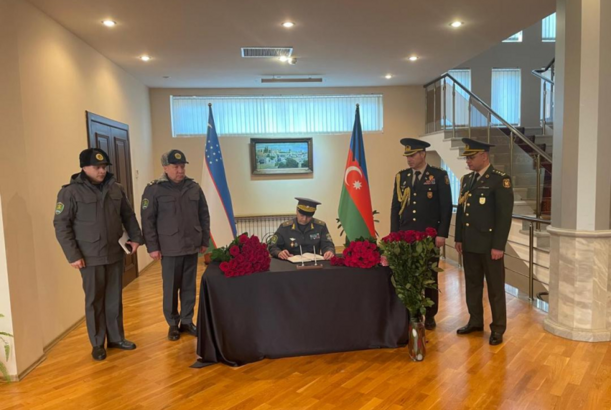 Özbəkistanın müdafiə naziri Aktauda təyyarə qəzası ilə bağlı Azərbaycan səfirliyində - FOTO