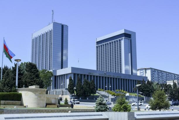 Milli Məclisdə Dövlət Suverenliyi Günü ilə bağlı konfrans keçirilir