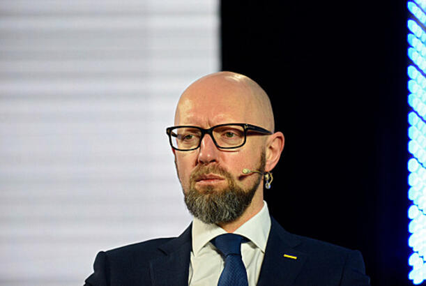 Yatsenyuk Ukrayna silahlı qüvvələrinə qoşulmağa hazırdır