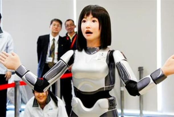 Çin küçələrində insanabənzər robotlar getdikcə daha çox görünür...