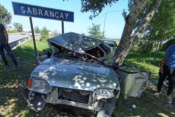 Şabranda avtomobil ağaca çırpılıb, 2 qardaş ölüb