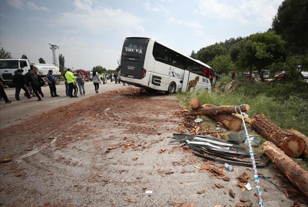 Çanaqqalada sərnişin avtobusu yük maşını ilə toqquşub, ölən və yaralananlar var