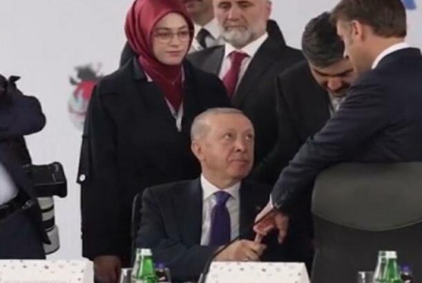 Jurnalist Haşkoğlu Ərdoğanın Albaniyada Makrona qəribə jestinə diqqət çəkib