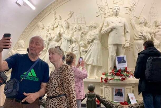 Keşiş Moskva metrosunda Stalin barelyefinin bərpasını tənqid edir...