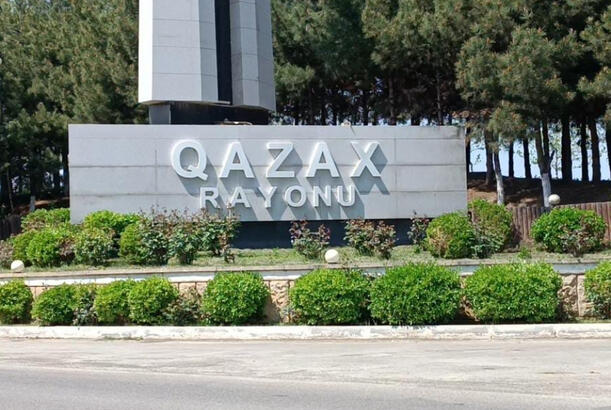 Qazaxda minik maşını aşıb, xəsarət alan var