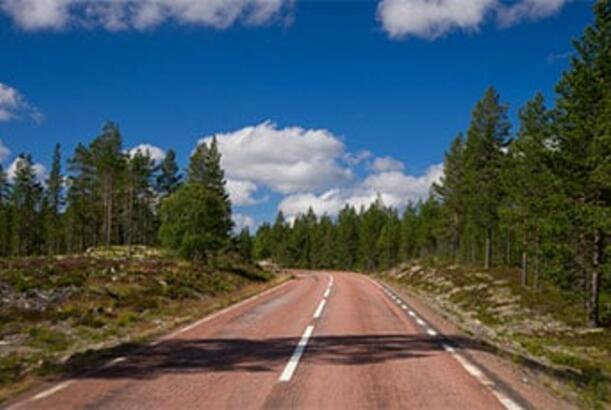 İsveçlilər avtomobilləri dolduran yol icad edirlər...