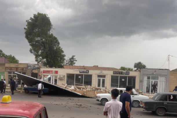 Sabirabadda külək tikilinin damını avtomobilin üstünə aşırıb