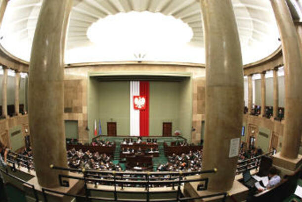 Polşa hökuməti etimadsızlıq səsverməsini üstələyib