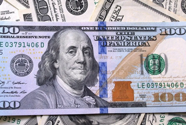 Bloomberg: “Dollar mövqeyini itirir...”