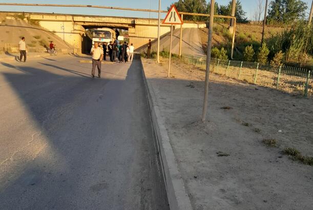 Şirvanda yük avtomobili qatar yolunda qalıb - FOTOLAR