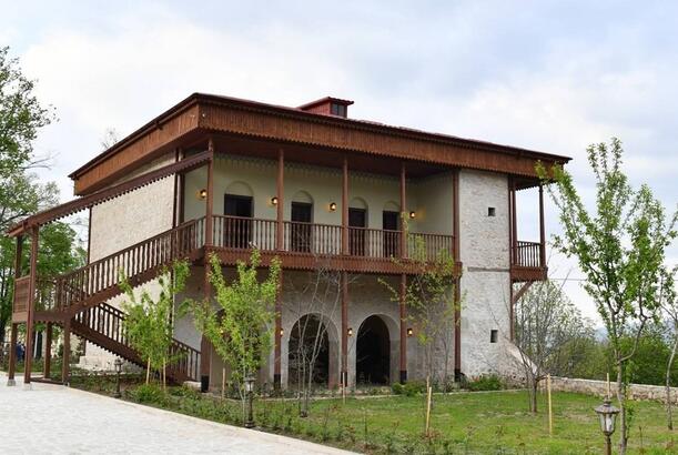 Diplomatlar Şuşada Mehmandarovların malikanəsini ziyarət ediblər