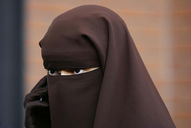 Daha bir ölkədə niqab taxmağı qadağan edib...