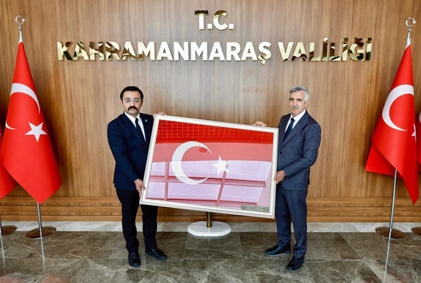Kahramanmaraş valisinə bayraq təqdim edilib - FOTO