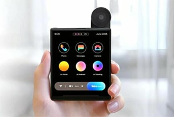 Bazarda fırlanan kameralı qeyri-adi kvadrat smartfon peyda olub...