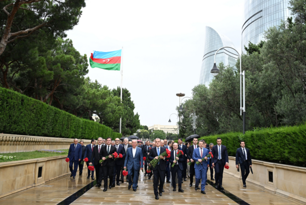 XİN rəsmiləri Ulu Öndərin məzarını, Şəhidlər xiyabanını və Zəfər parkını ziyarət ediblər - YENİLƏNİB - FOTOLAR