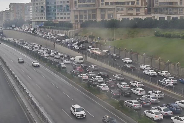 Yol qəzası Bakı-Sumqayıt şosesində nəqliyyatın sıxlığına səbəb olub - FOTOLAR