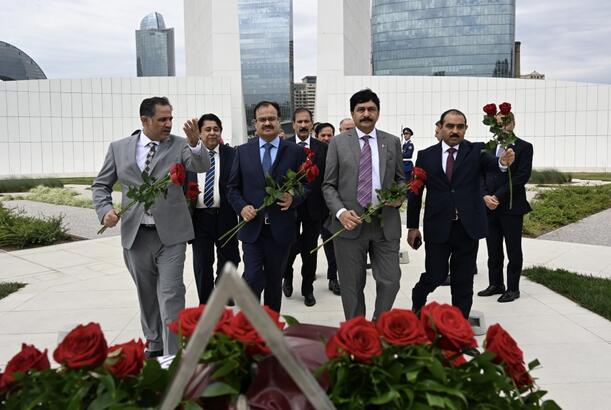 Pakistan Milli Assambleyasının sədri Bakıda Zəfər parkını ziyarət edib - FOTOLAR