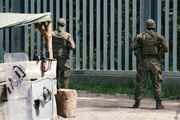 Polşa əsgəri Belarus sərhəddində miqrantlara qarşı silah işlədib