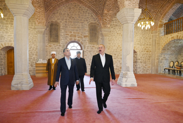 Azərbaycan Prezidenti və Türkmənistan Xalq Məsləhətinin sədri Şuşada Yuxarı Gövhər Ağa məscidini ziyarət ediblər - FOTOLAR