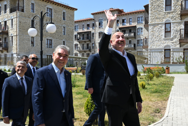 İlham Əliyev və Qurbanqulu Berdiməhəmmədov Şuşada inşa edilən birinci yaşayış kompleksində olublar - FOTOLAR